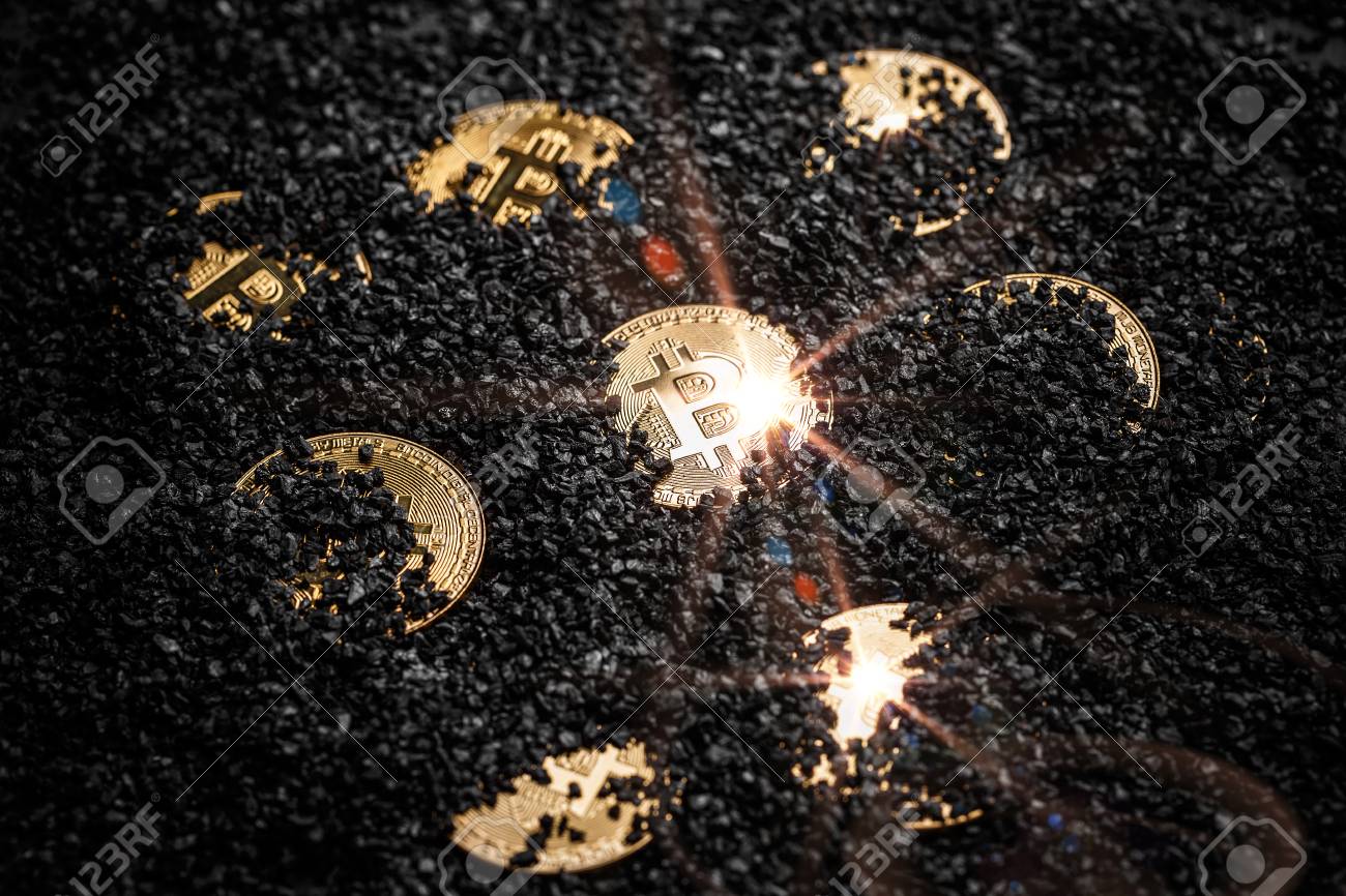 블랙 카본에 숨겨진 황금 동전을 사용한 비트코인 채굴 및 암호화폐 개념 로열티 무료 사진, 그림, 이미지 그리고 스톡포토그래피.  Image 104167437