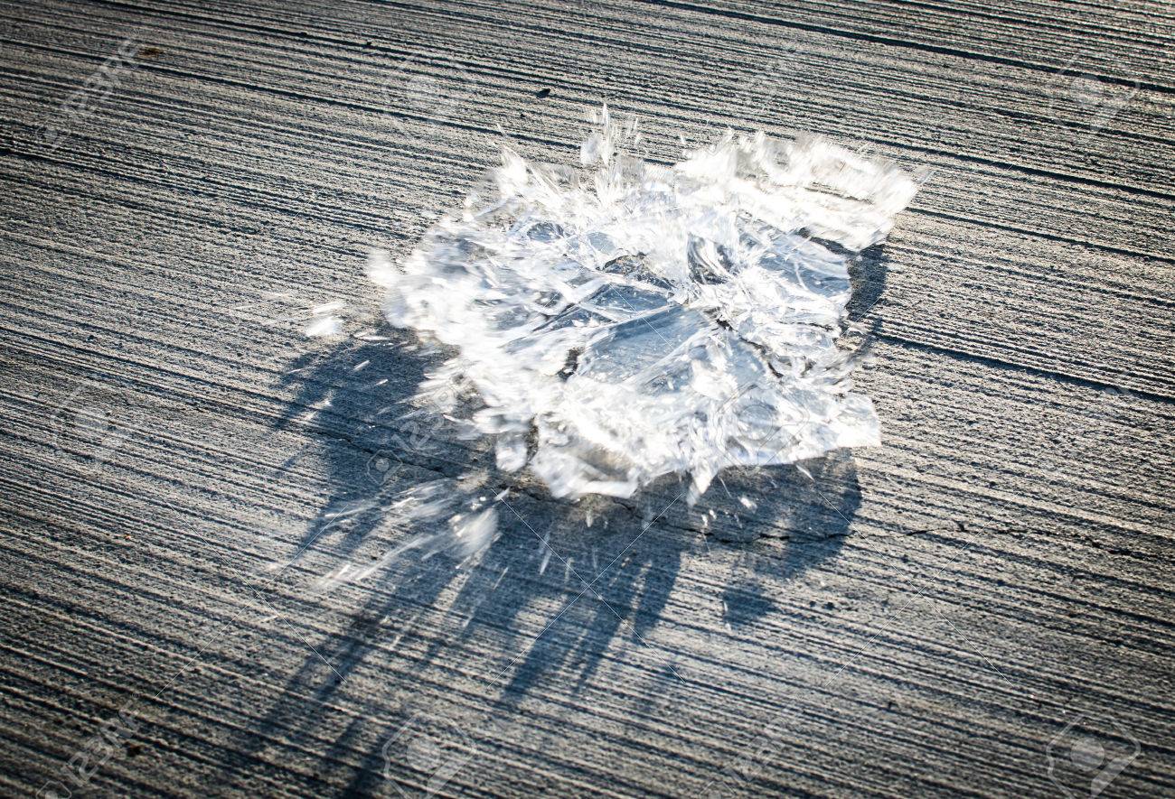 氷の破片に破裂 の写真素材 画像素材 Image 氷の破片に破裂 の写真素材 画像素材 Image