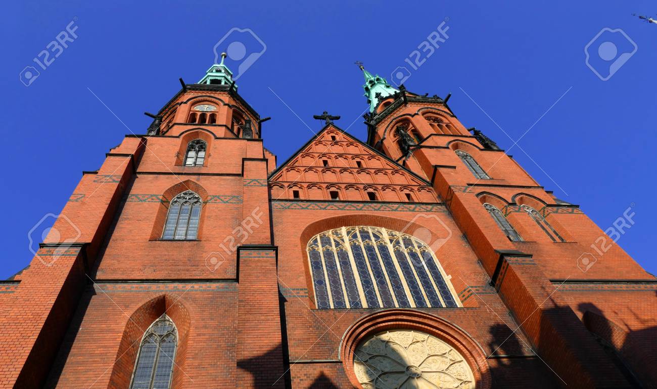 背の高い塔を持つ丘の上の古い教会 青空に赤れんが造りの古い建物を連想させるヨーロッパの古代クリスチャンの遺産です の写真素材 画像素材 Image 78066898