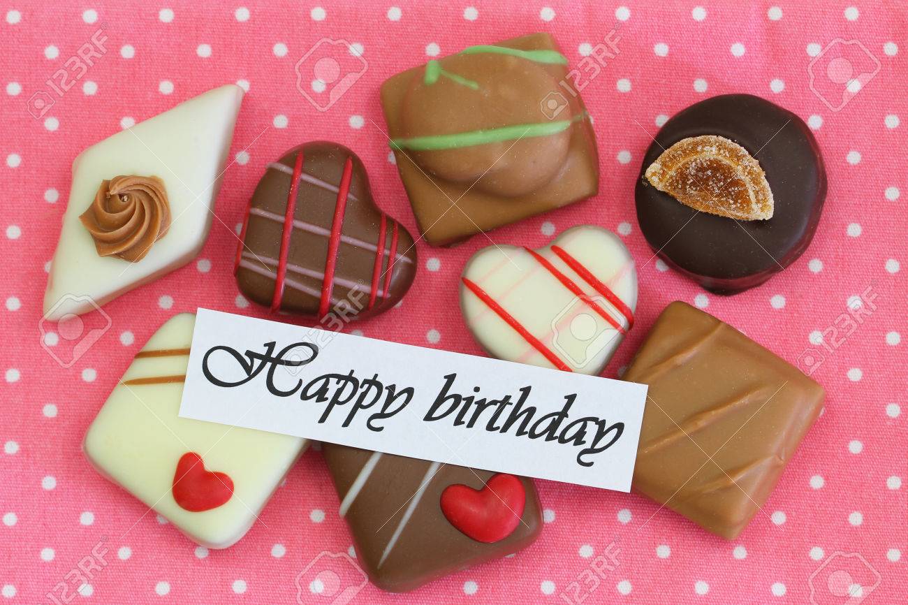 Carte De Joyeux Anniversaire Avec Une Selection De Chocolats Sur Fond Rose Banque D Images Et Photos Libres De Droits Image