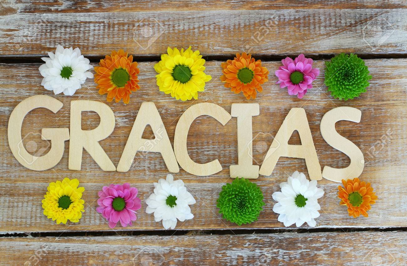 Gracias Mit Holzbuchstaben Auf Rustikale Oberflache Und Bunten