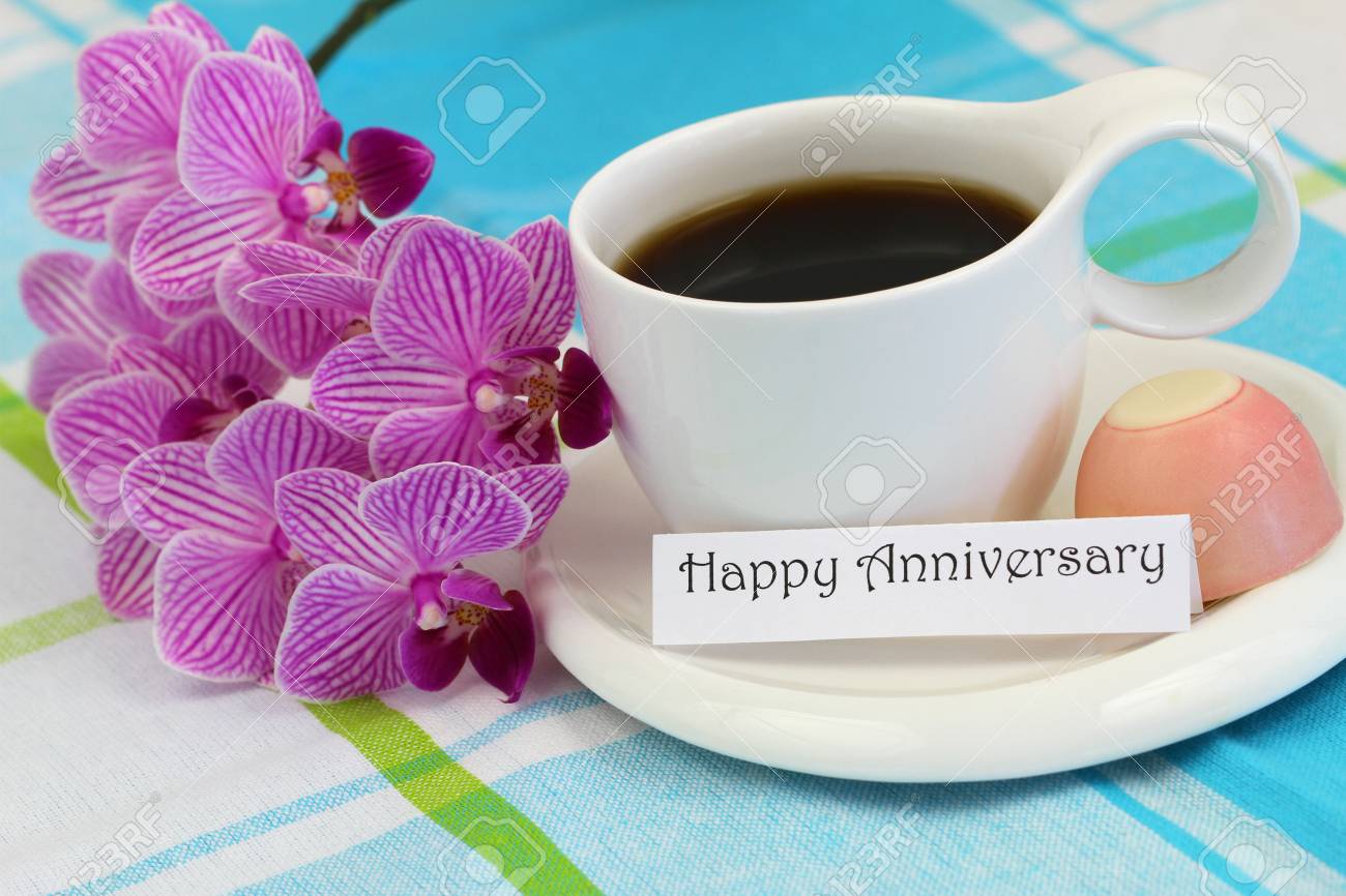 Carte Joyeux Anniversaire Avec Orchidee Rose Et Tasse De Cafe Banque D Images Et Photos Libres De Droits Image
