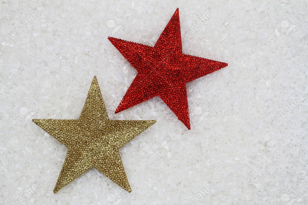 Rote Und Goldene Sterne Mit Glitzer Mit Exemplar Auf Verschneiten Oberflache Bedeckt Lizenzfreie Fotos Bilder Und Stock Fotografie Image 48975206