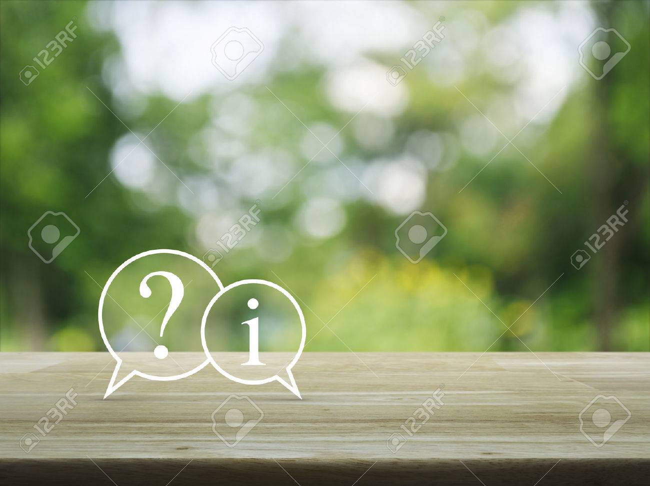 Ponto De Interrogacao E Icone De Bate Papo De Informacoes Na Mesa De Madeira Sobre Desfocar O Fundo Verde Arvore Conceito De Suporte Ao Cliente Fotos Retratos Imagenes Y Fotografia De Archivo Libres