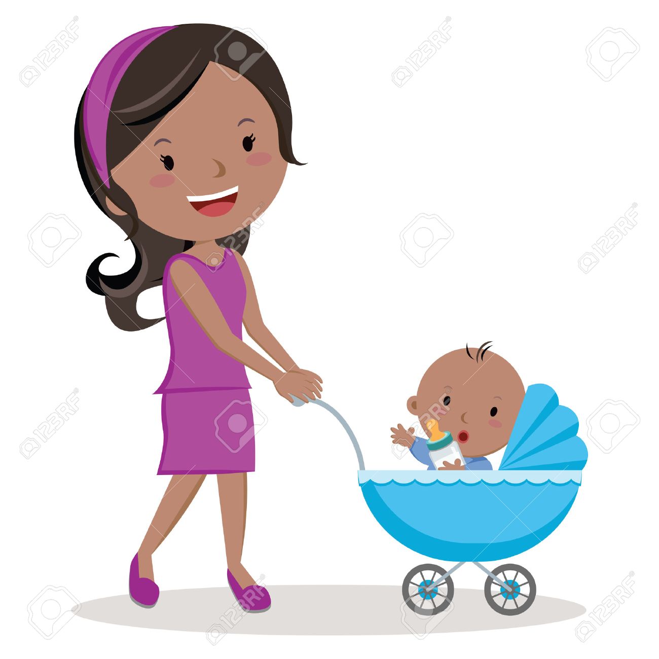 Padre con el bebé en cochecito. Padre joven empujando bebé en cochecito de niño con la botella de leche. Padre con el bebé en cochecito. Padre joven empujando bebé en cochecito de niño con la botella de leche.