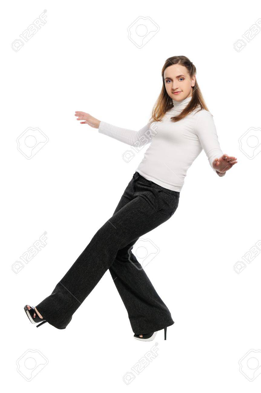 ポーズをフォールバックと美しい若い女性が立っています の写真素材 画像素材 Image