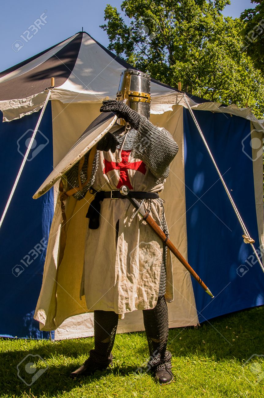鎧盾をつかんで白と青テントの前に立ってのテンプル騎士団を模倣する歴史的に着飾った人 の写真素材 画像素材 Image