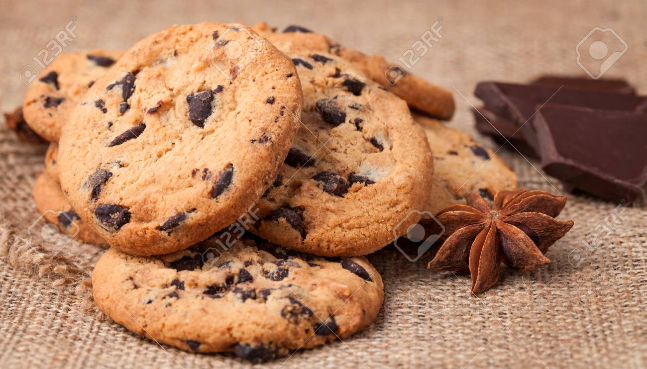 Kekse Mit Schokoladenstückchen Lizenzfreie Fotos, Bilder Und Stock  Fotografie. Image 35644759.