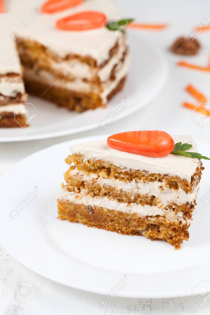 Savoureux Gateau Eponge Carotte Maison Avec Petites Carottes Orange Sur Fond Blanc Topon Banque D Images Et Photos Libres De Droits Image 3599