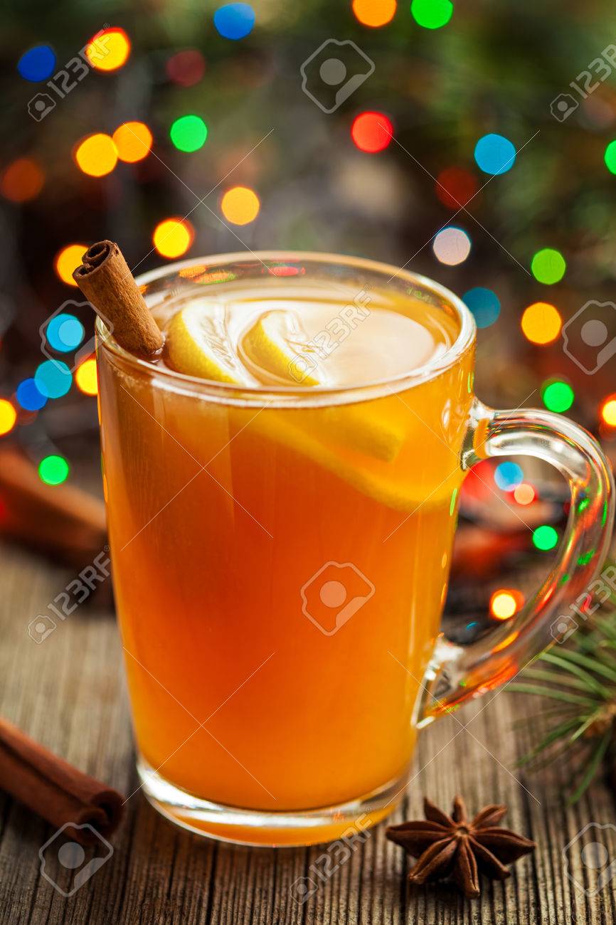 伝統的なホットアップル サイダー アルコール飲む冬シーズン リフレッシュ ジュース スパイスとの健康的なオーガニック クリスマスや感謝祭飲料 高温の蒸気やカラフルなボケ ヴィンテージの木製の背景 素朴なスタイル の写真素材 画像素材 Image