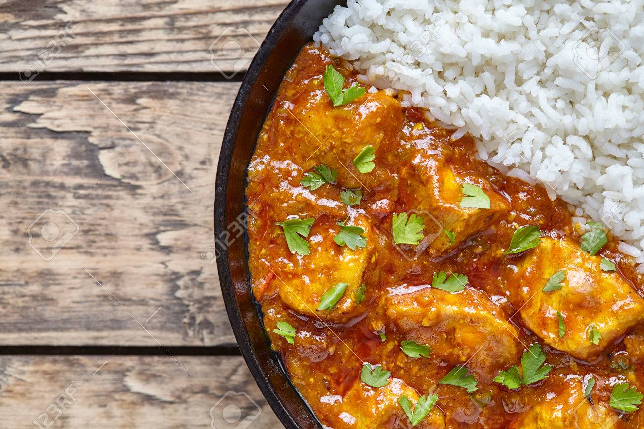 Poulet Tikka Masala Traditionnelle Nourriture Epicee Asiatique Nationale De La Viande Avec Du Riz Et Le Persil Dans La Poele En Fonte Sur Fond De Bois Vintage Karahi Poulet Ou Korma Vindaloo