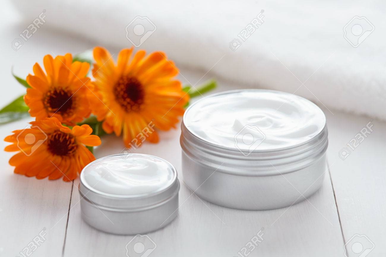 皮膚の化粧品クリーム カレンデュラの花ビタミン スパ ローション天然有機ハーブ保湿製品をクレンジングします 抗老化 にきび 傷 にきび医療皮膚科にきび治療をクリアします の写真素材 画像素材 Image 皮膚の化粧品クリーム カレンデュラの花ビタミン スパ ローション天然有機ハーブ保湿製品をクレンジングします 抗老化 にきび 傷 にきび医療皮膚科にきび治療をクリアします の写真素材 画像素材 Image