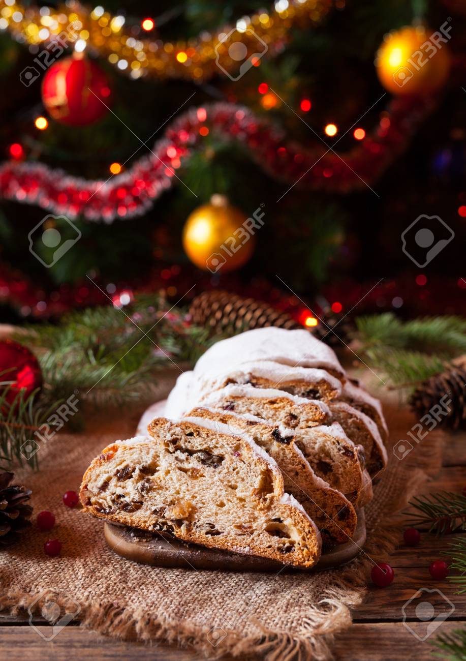 Gateau De Noel Allemand Traditionnel Stollen Au Massepain Noix De