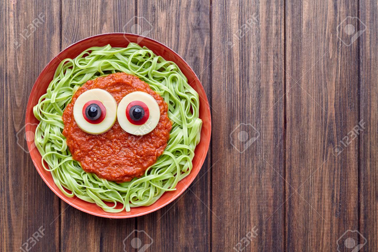 緑スパゲッティ創作パスタ怖いハロウィーン料理吸血鬼モンスター偽の血トマトソースと面白い大きなモッツァレラチーズ眼球ヴィンテージ テーブルの装飾の子供党の食事です の写真素材 画像素材 Image 緑スパゲッティ創作パスタ怖いハロウィーン料理吸血鬼モンスター偽の血トマトソースと面白い大きなモッツァレラチーズ眼球ヴィンテージ テーブルの装飾の子供党の食事です の写真素材 画像素材 Image