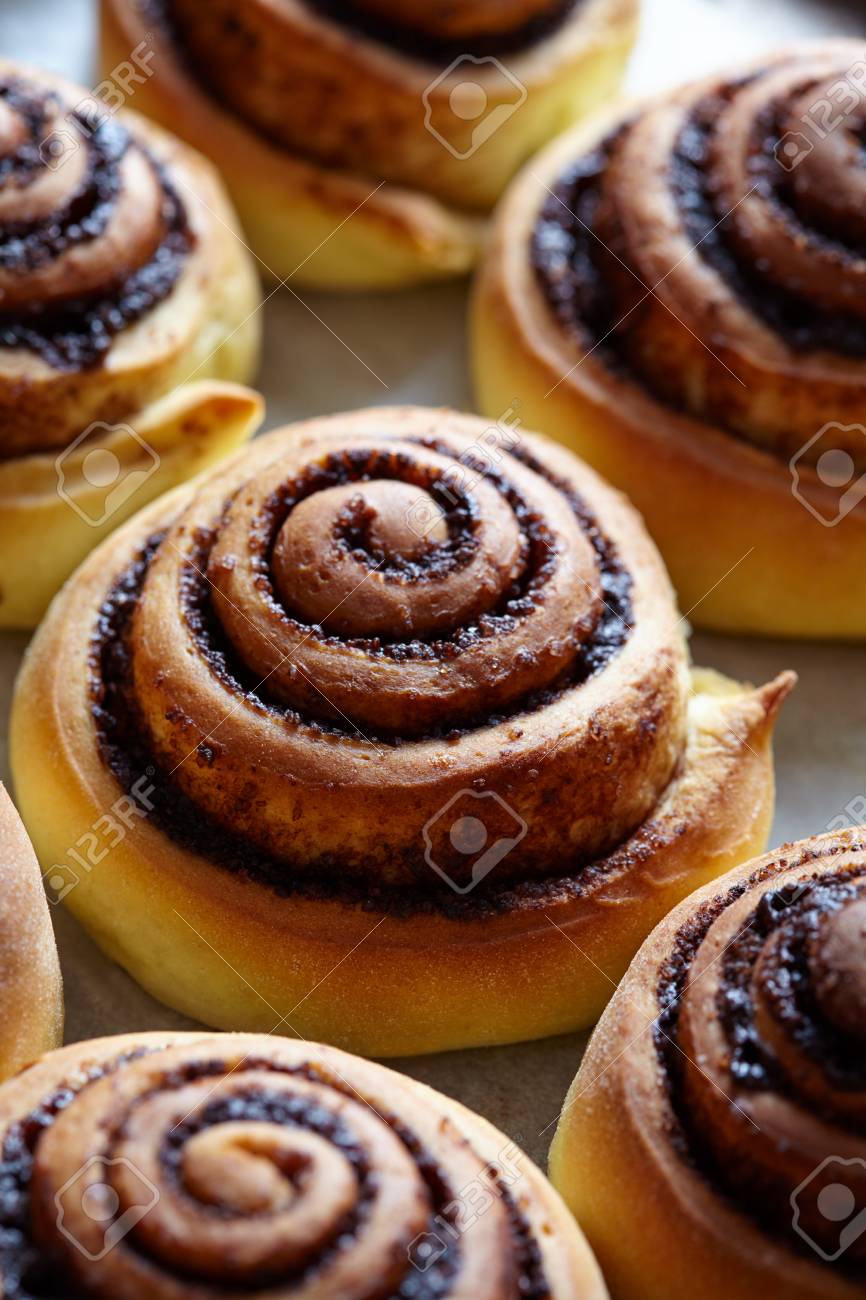 Banque d\u0027images , Pain à la cannelle, petits pains, petits pains. Boulangerie maison. Doux Fait maison de Noël. Kanelbulle , dessert suédois