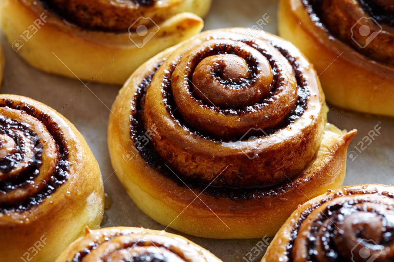 Banque d\u0027images , Rouleaux sucrés à la cannelle et au cacao. Cinnabon pain, boulangerie maison. Pâtisserie de Noël. Kanelbulle , dessert suédois.