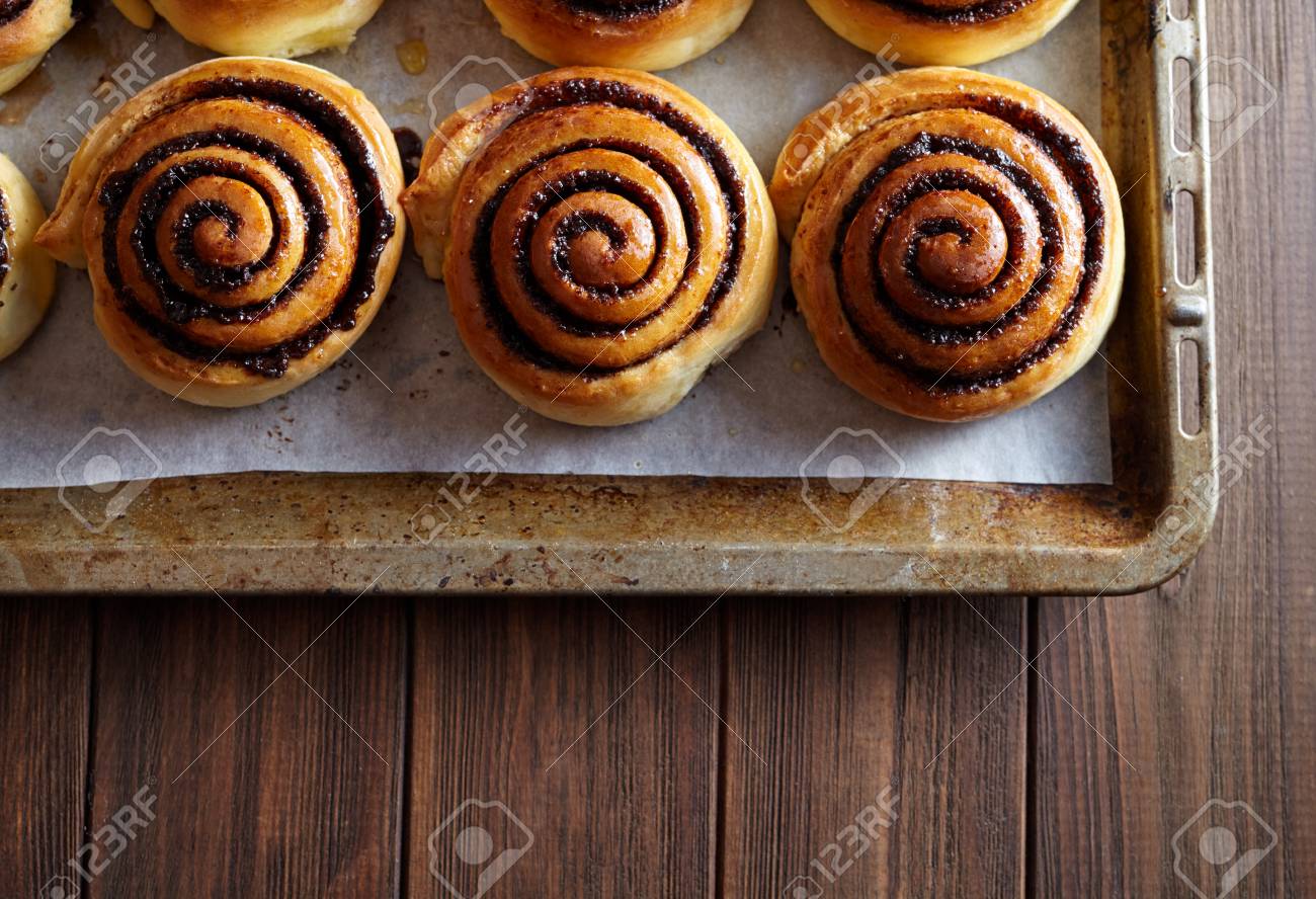 Des Petits Pains Avec Du Cacao Et Des épices Sur Une Plaque à Pâtisserie En Métal. Fermer. Vue De Dessus Dessert De Pâtisserie Suédoise De Kanelbulle.