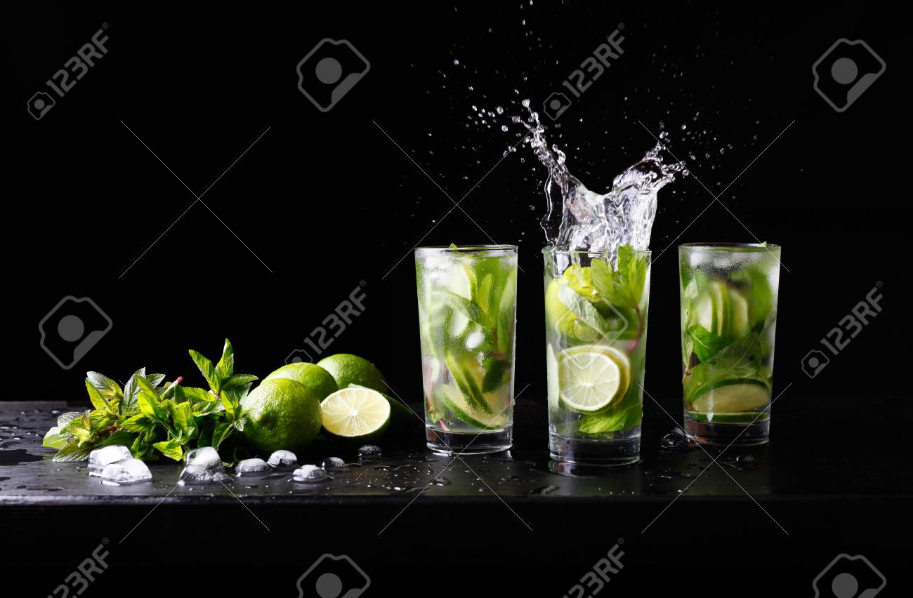 スプラッシュ ソーダ水 ライム ジュース ミントの葉 砂糖 氷 ラム酒のハイボール グラスでトロピカル カクテルのノンアルコール ドリンク モヒート夏のビーチ コピー スペース本文暗い黒背景 の写真素材 画像素材 Image