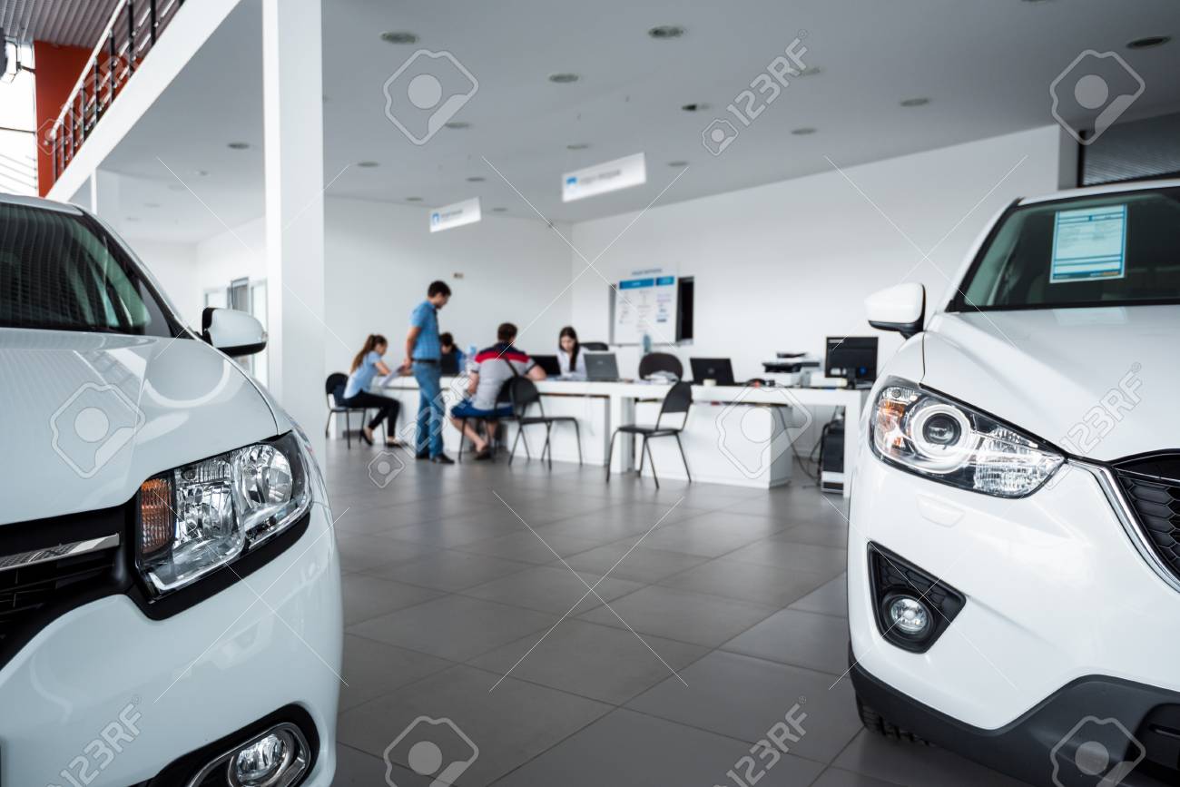 自動車ディーラーのショールームで車の在庫 の写真素材 画像素材 Image
