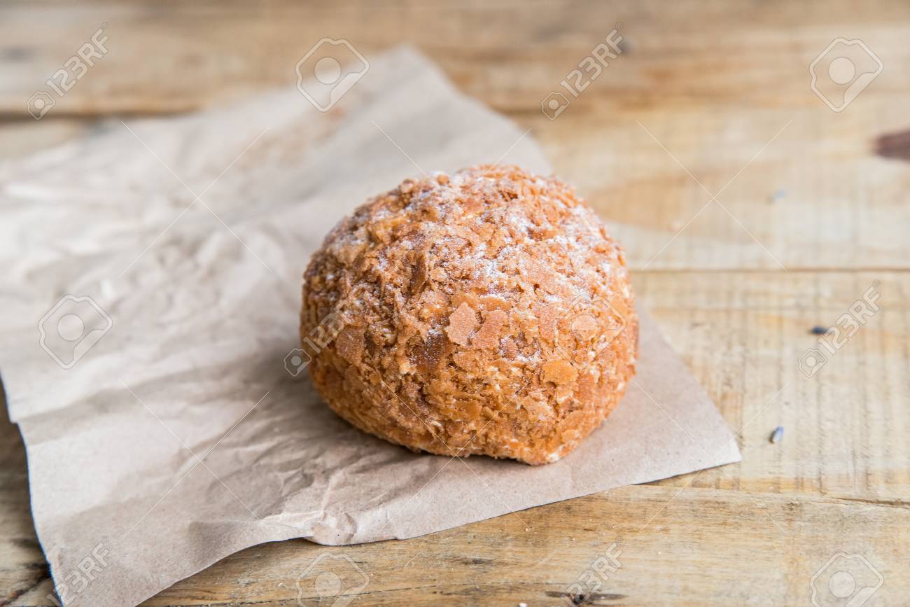Petit Gateau Brun En Forme De Boule Banque D Images Et Photos Libres De Droits Image