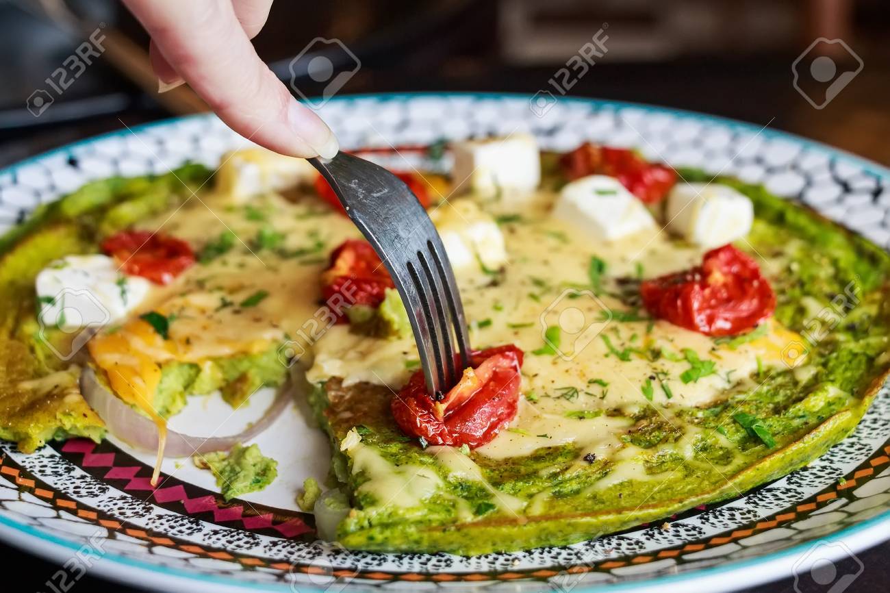 トマトとチーズの上にほうれん草オムレツ の写真素材 画像素材 Image トマトとチーズの上にほうれん草オムレツ の写真素材 画像素材 Image