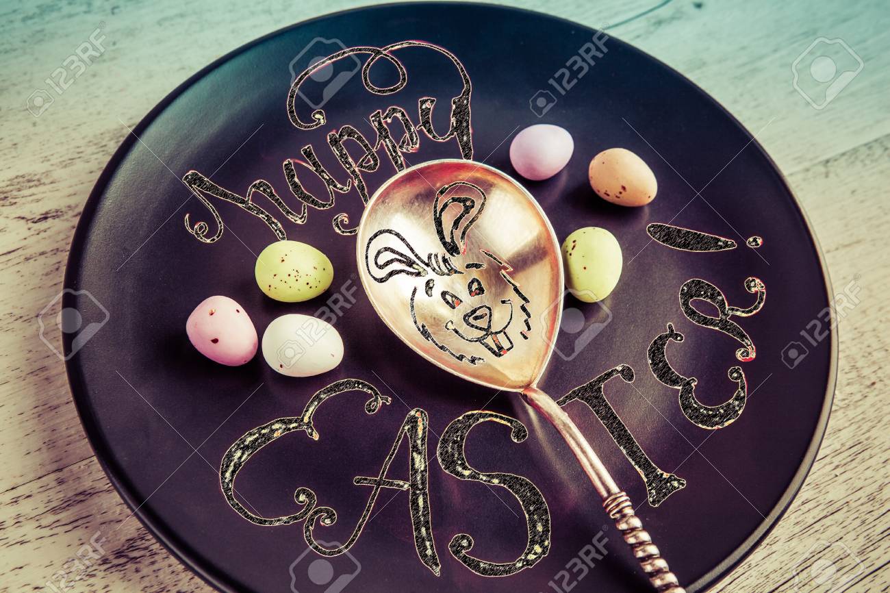 Joyeuses Paques Main Lettrage Citation Avec Lapin De Paques Dessin Sur La Cuillere En Argent Vintage Decore Avec Des Oeufs De Paques Au Chocolat Avec Filtre Retro Banque D Images Et Photos Libres