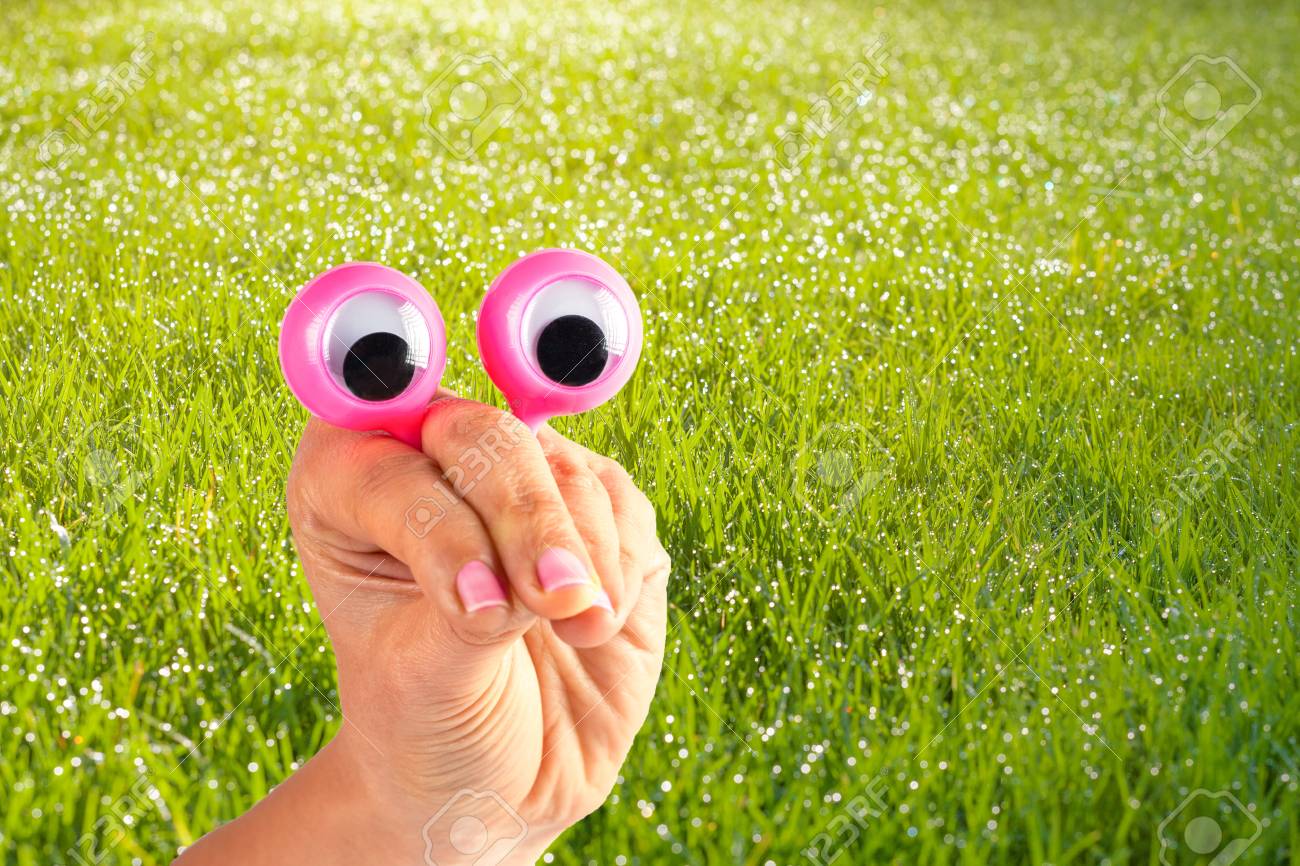 見てみると非常にビックリ面白い生き物と草原の背景に女性の手 ぎょろ目で描かれているビューアーを威嚇しようと の写真素材 画像素材 Image 見てみると非常にビックリ面白い生き物と草原の背景に女性の手 ぎょろ目で描かれているビューアーを威嚇しようと の写真素材 画像素材 Image