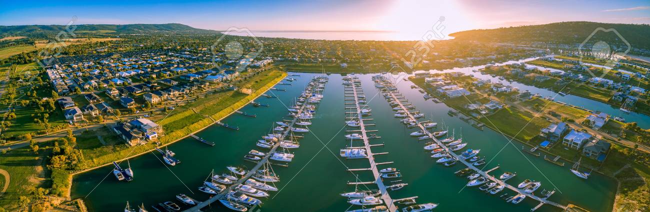 郊外と夕暮れのモーニントン半島のマリーナの空中パノラマ メルボルン オーストラリア の写真素材 画像素材 Image