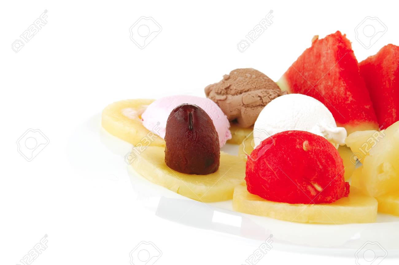 Archivio Fotografico , Gelato e frutta su piastra bianca