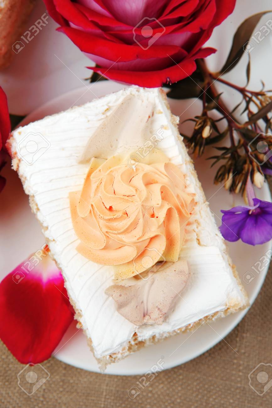 甘い食べ物 バラと白い皿のチーズ クリーム ケーキ作品 の写真素材 画像素材 Image