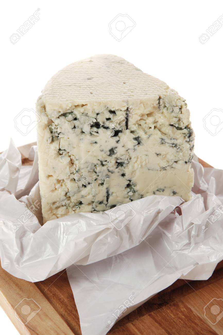 白い背景に分離された木製カッティング プレートにて高齢者イタリア デリ新鮮な青いスティルトン チーズ の写真素材 画像素材 Image 白い背景に分離された木製カッティング プレートにて高齢者イタリア デリ新鮮な青いスティルトン チーズ の写真素材 画像素材 Image