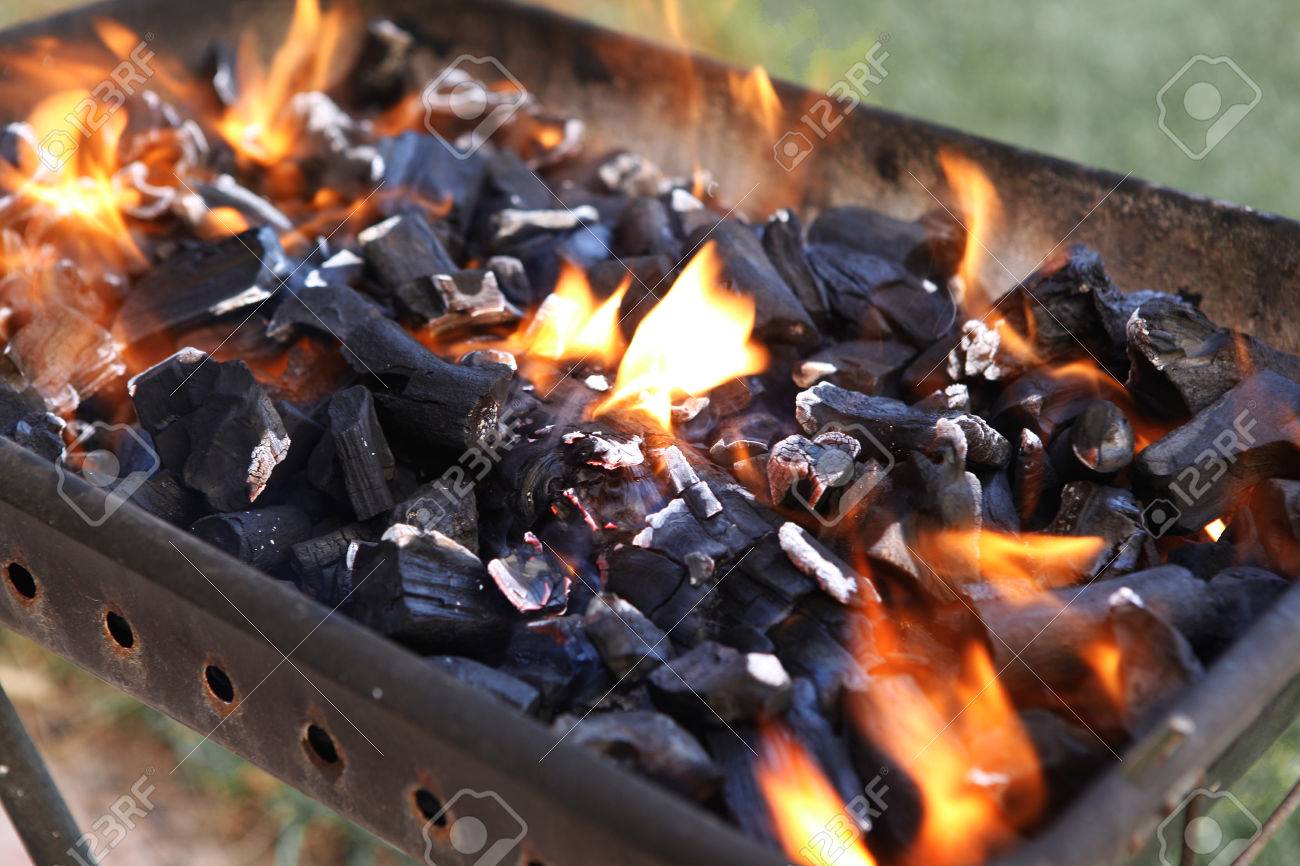 Noir Brûlé Charbon Barbecue Grille Feu Naturel Comme Arrière Noir Brûlé Charbon Barbecue Grille Feu Naturel Comme Arrière