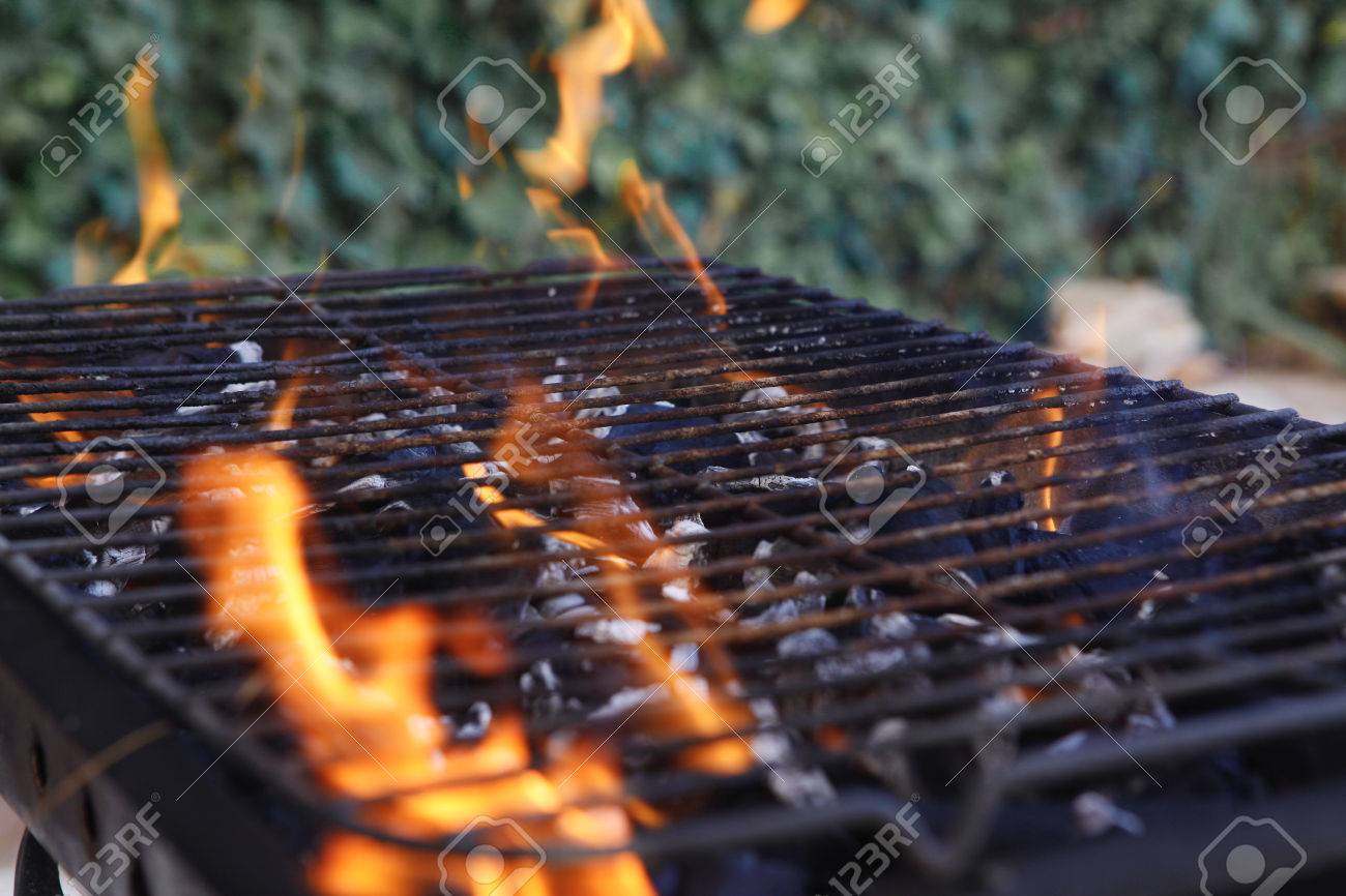 Noir Brûlé Charbon Barbecue Grille Feu Naturel Comme Arrière Noir Brûlé Charbon Barbecue Grille Feu Naturel Comme Arrière