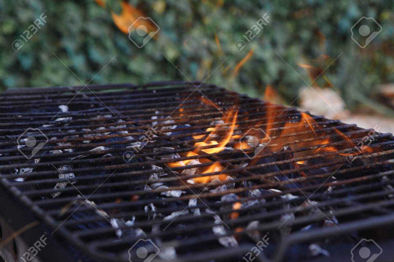 Noir Brûlé Charbon Barbecue Grille Feu Naturel Comme Arrière Noir Brûlé Charbon Barbecue Grille Feu Naturel Comme Arrière