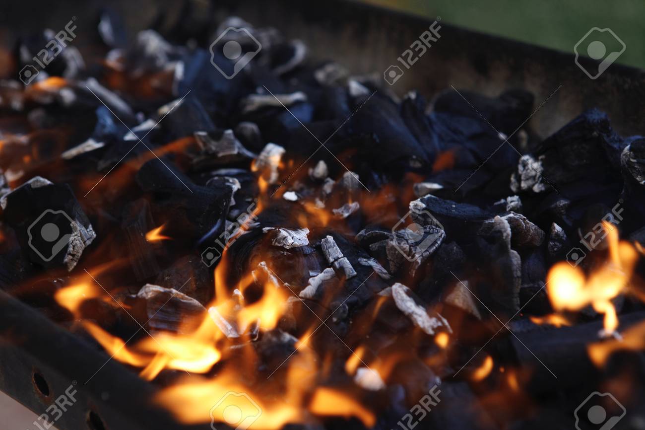 Noir Brûlé Charbon Barbecue Grille Feu Naturel Comme Arrière Noir Brûlé Charbon Barbecue Grille Feu Naturel Comme Arrière