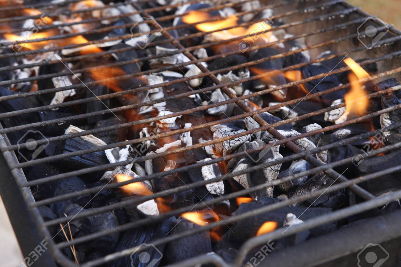 Noir Brûlé Charbon Barbecue Grille Feu Naturel Comme Arrière Noir Brûlé Charbon Barbecue Grille Feu Naturel Comme Arrière