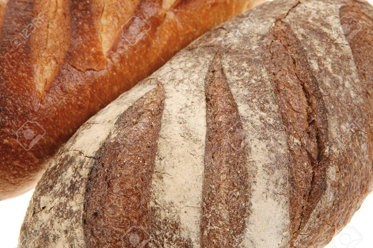 ライ麦と白い粉の白い背景に分離された新鮮なフランス パンの写真素材・画像素材 Image 62831548