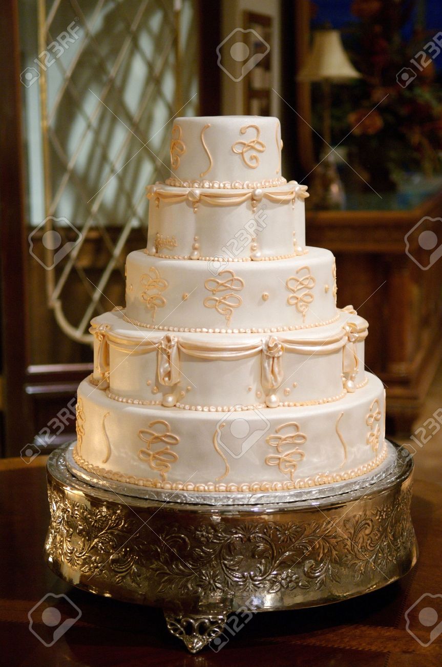 Gateau De Mariage Classique Avec Du Glacage Or Banque D Images Et Photos Libres De Droits Image