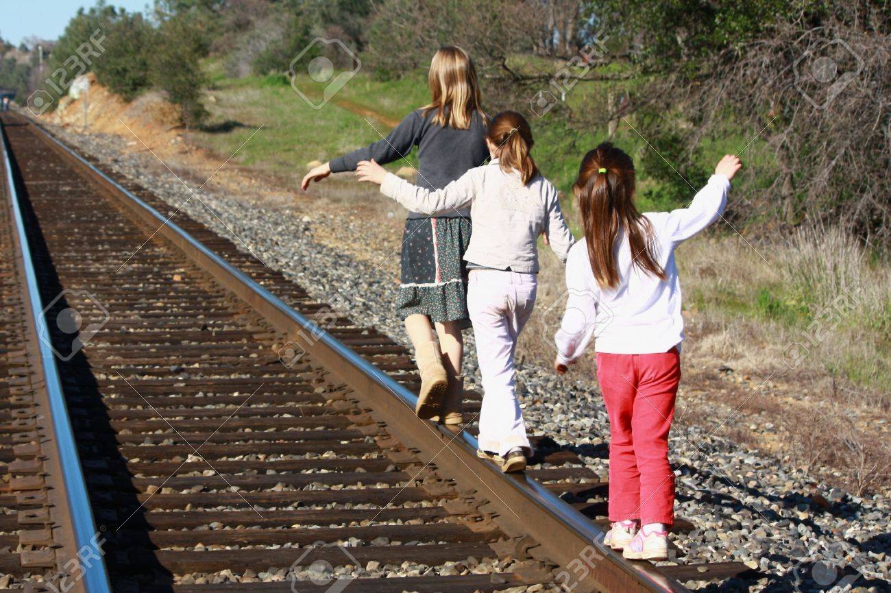 鉄道の線路の上を歩いて女の子 の写真素材 画像素材 Image 鉄道の線路の上を歩いて女の子 の写真素材 画像素材 Image