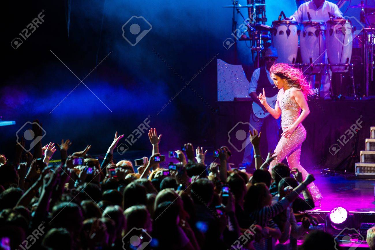 アメリカの歌手ジェニファー ロペス クロッカス シティ ホール クラブ モスクワ ロシアでライブを行います の写真素材 画像素材 Image