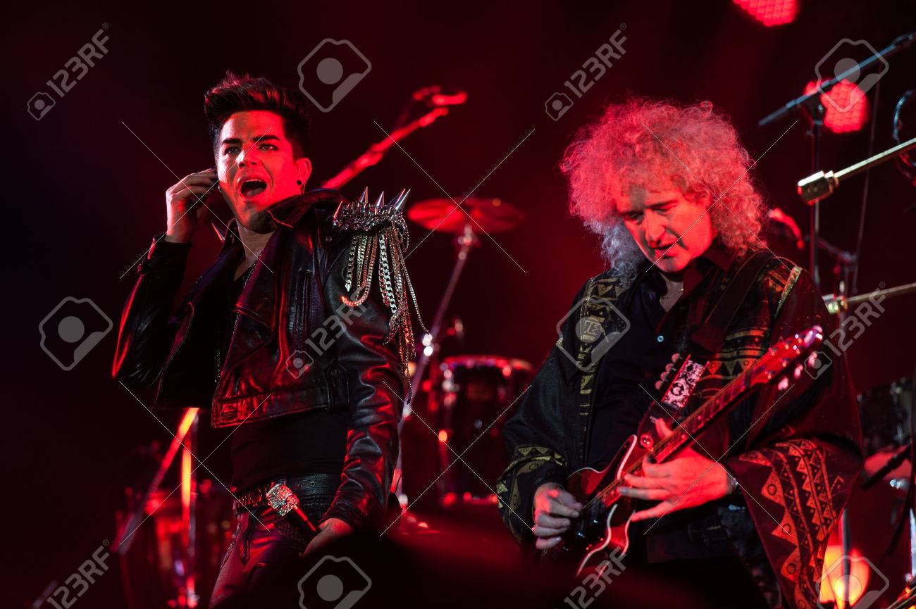 12 年 7 月 3 日 モスクワ ロシア連邦 イギリスのロック バンド クイーン オリムピ スキー スタジアムでワールド ツアー中にライブ演奏をしたり の写真素材 画像素材 Image