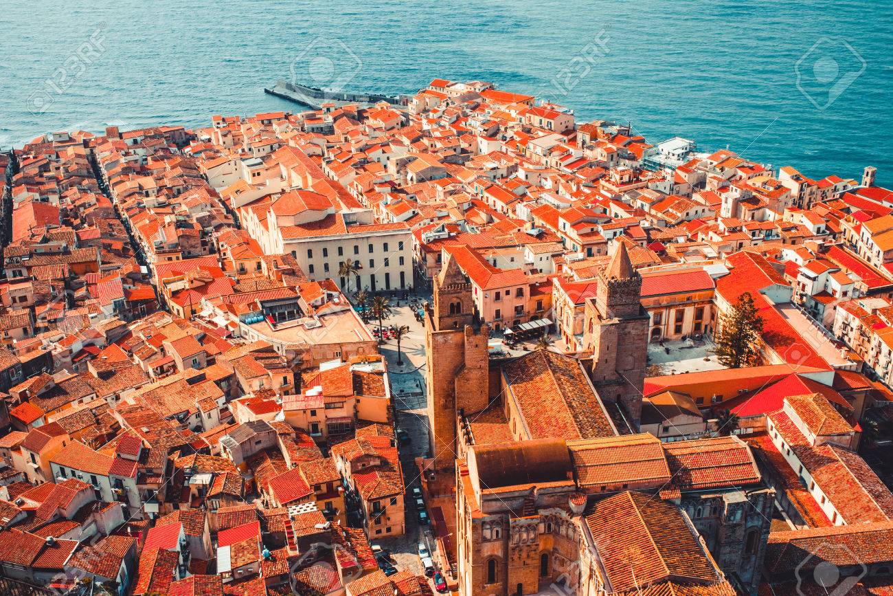 古い赤い屋根とチェファルーの街の有名な中世の大聖堂を表示します