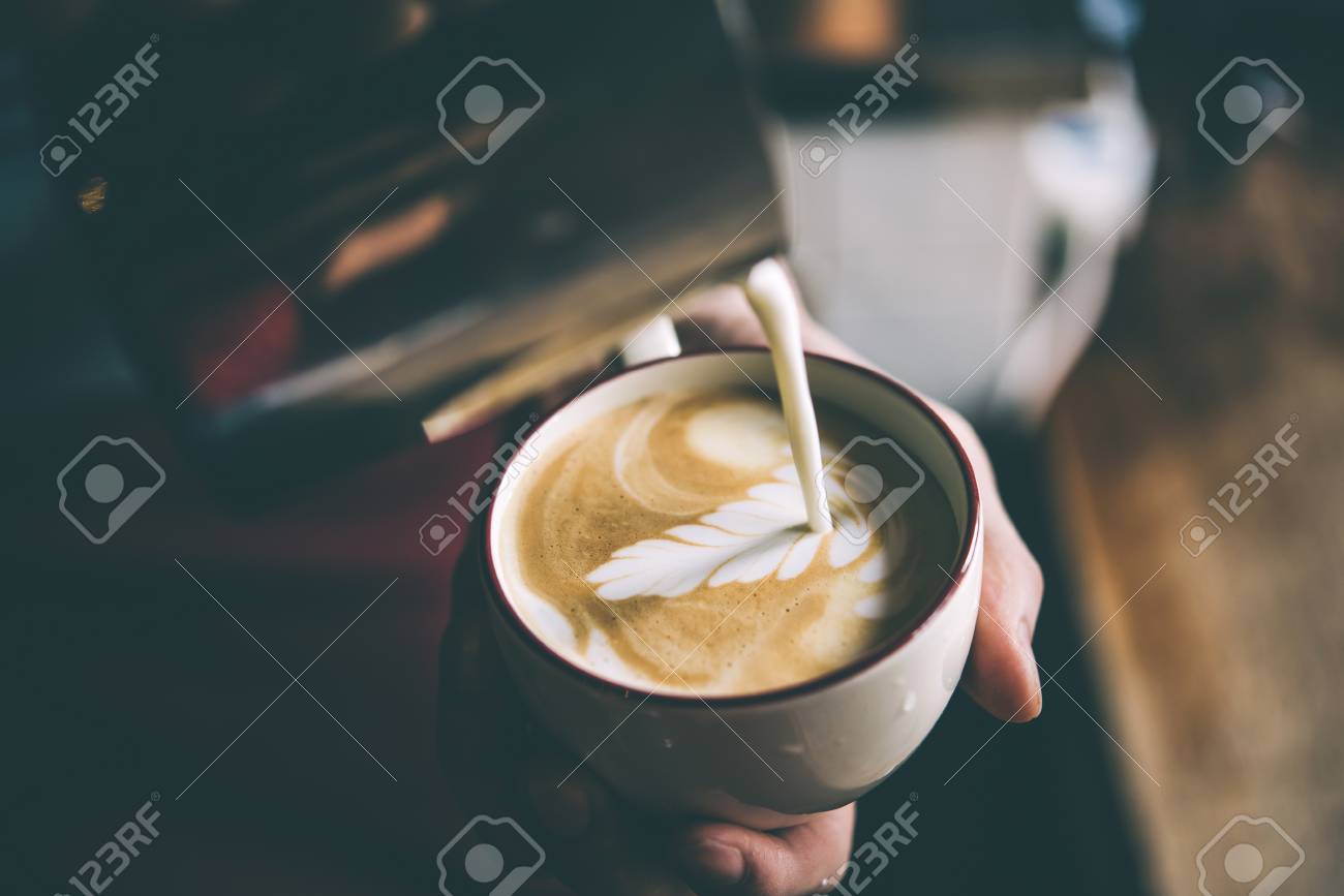 Barista는 카푸치노 또는 라떼 만들기 우유를 붓습니다. 톤 그림 로열티 무료 사진, 그림, 이미지 그리고 스톡포토그래피. Image 73658464. Barista는 카푸치노 또는 라떼 만들기 우유를 붓습니다. 톤 그림 로열티 무료 사진, 그림, 이미지 그리고 스톡포토그래피. Image 73658464.