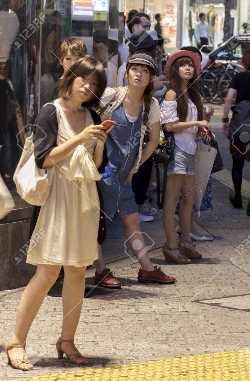 京都 10 年 6 月 28 日で 10 年 6 月 28 日に渋谷の交差点近くファッショナブルな若い日本女性に立つ東京渋谷は 東京での伝統的なショッピング地区 の写真素材 画像素材 Image