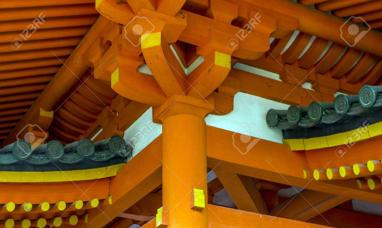 伝統的な日本の神社建築の装飾的な屋根の構造 の写真素材 画像素材 Image