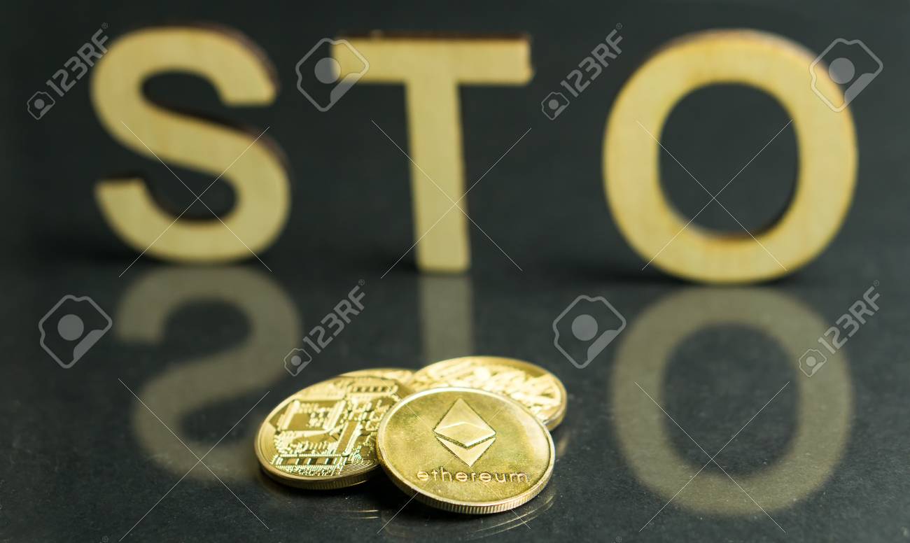 이더리움 개념 앞에 나무 문자와 금화가 있는 Sto 사인을 제공하는 보안 토큰 로열티 무료 사진, 그림, 이미지 그리고 스톡포토그래피.  Image 115994910