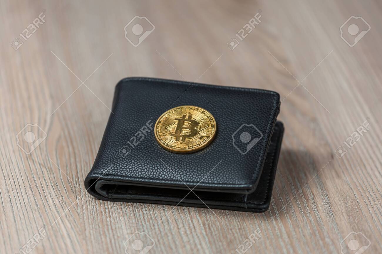Moneda Bitcoin De Criptomoneda En Una Cartera De Cuero Fotos, retratos,  imágenes y fotografía de archivo libres de derecho. Image 131326931