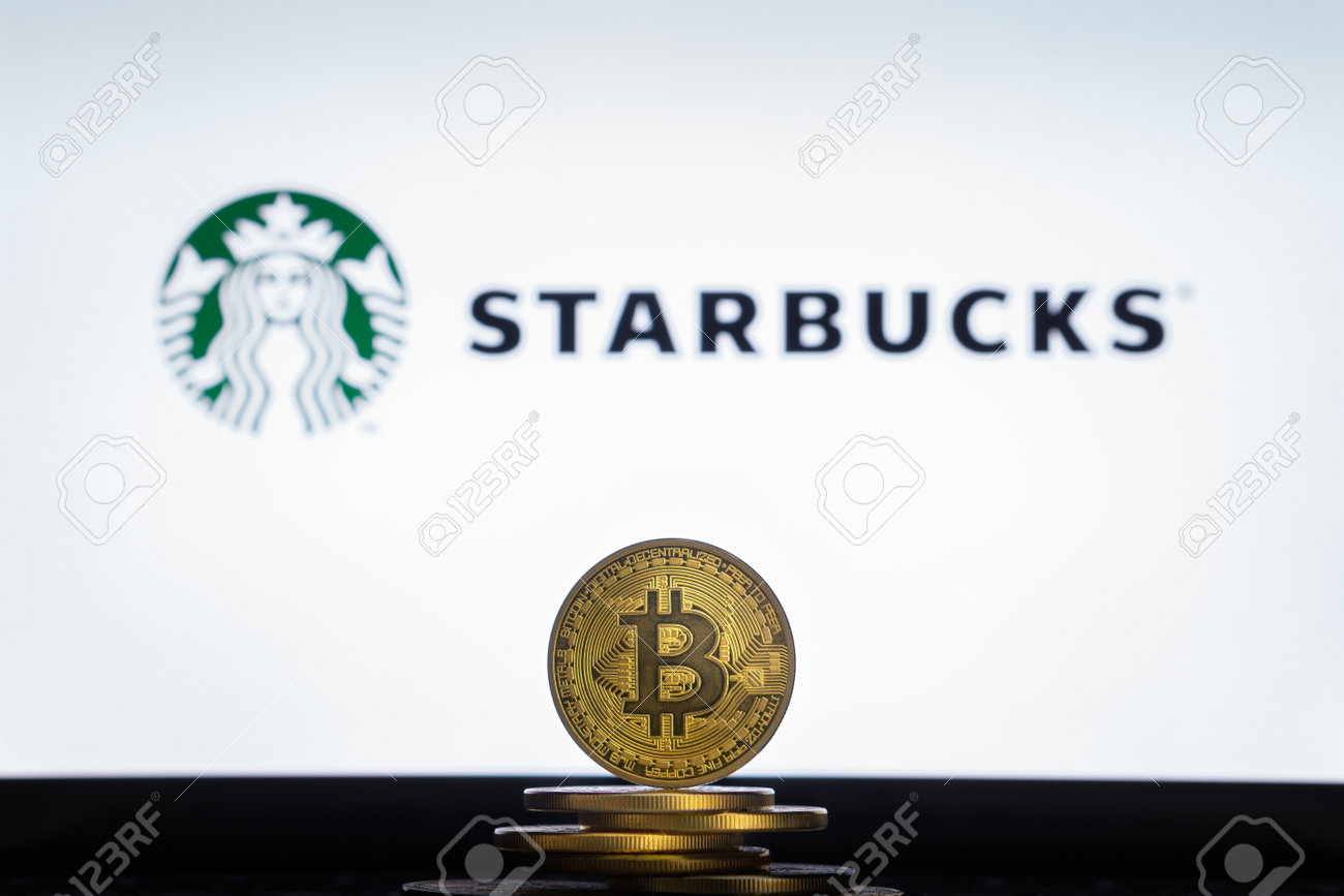 スロベニア、リュブリャナ - 02 24 2019:ラップトップ画面上のスターバックスのロゴが付いたコインのスタックにビットコインの写真素材・画像素材  Image 136918869