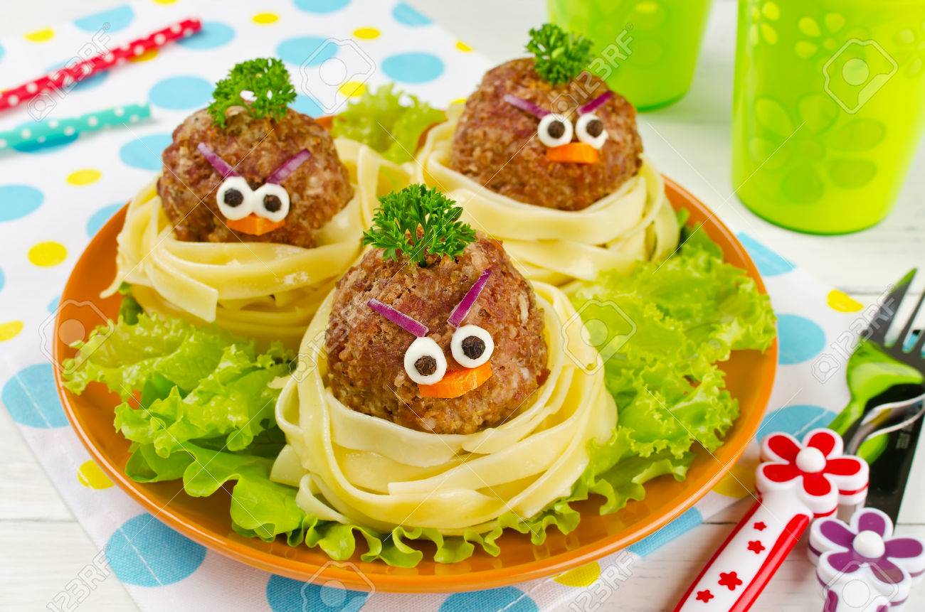 Spaghetti Drole Avec Des Boulettes De Viande Pour Les Enfants Oiseaux Dans Les Nids Banque D Images Et Photos Libres De Droits Image 56449517