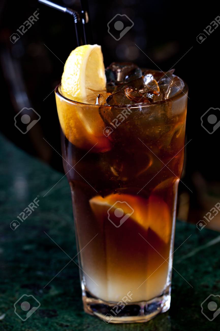 바의 배경에 롱 아일랜드 아이스 티 로열티 무료 사진, 그림, 이미지 그리고 스톡포토그래피. Image 17623053